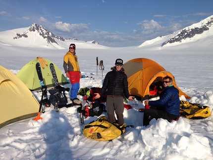 Devils Paw, Alaska, Roger Schäli, Simon Gietl - Roger Schäli e Simon Gietl salendo la Cresta NE del Devil's Paw in Alaska lungo la loro nuova via Black Roses (6c, A1,M4, 18-19/04/2104).