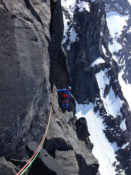 Devils Paw, Alaska, Roger Schäli, Simon Gietl - Roger Schäli e Simon Gietl salendo la Cresta NE del Devil's Paw in Alaska lungo la loro nuova via Black Roses (6c, A1,M4, 18-19/04/2104).