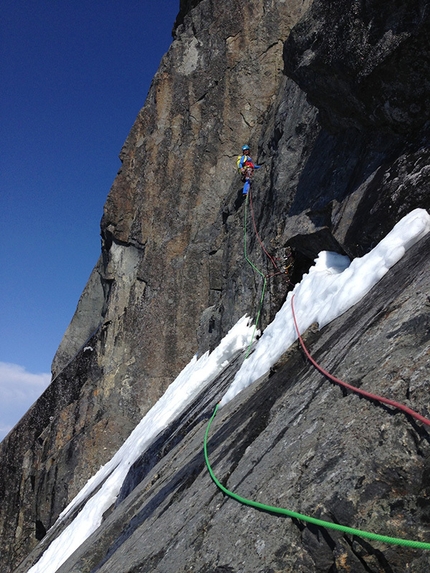 Devils Paw, Alaska, Roger Schäli, Simon Gietl - Roger Schäli e Simon Gietl salendo la Cresta NE del Devil's Paw in Alaska lungo la loro nuova via Black Roses (6c, A1,M4, 18-19/04/2104).