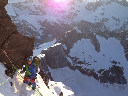 Devils Paw, Alaska, Roger Schäli, Simon Gietl - Roger Schäli e Simon Gietl salendo la Cresta NE del Devil's Paw in Alaska lungo la loro nuova via Black Roses (6c, A1,M4, 18-19/04/2104).