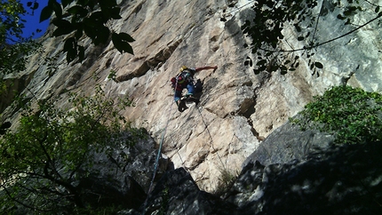 Vento di passioni, Monte Colodri, Arco - Stefano Michelazzi apre il primo tiro di Vento di passioni, Monte Colodri, Arco