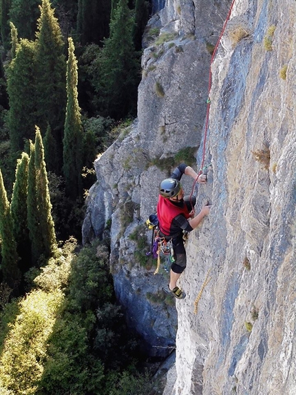 Vento di passioni, Monte Colodri, Arco - Marco Ghidini climbing pitch 2 of Vento di passioni, Monte Colodri, Arco