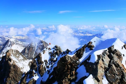 #82summits - Ueli Steck e Michael Wohlleben durante il primo giorno di #82summits, il loro progetto di salire le 82 cime oltre i 4000 metri delle Alpi in 80 giorni.