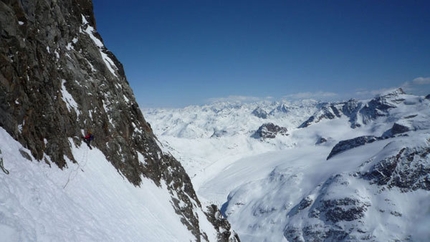 Morteratsch Est (Bernina) - Rampik, traversata a destra per prendere la linea più logica del muro