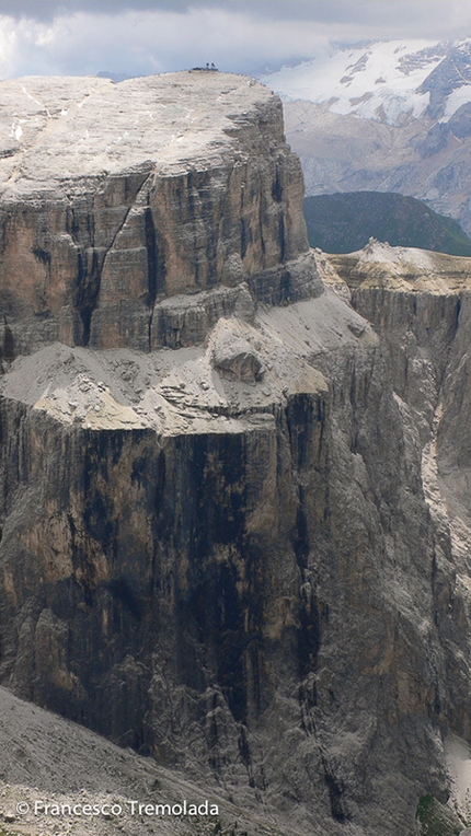 Sass Pordoi, Dolomiti - La magnifica parete ovest del Sass Pordoi, Dolomiti, con l'enorme cengia mediana usata per uscire da molte delle vie