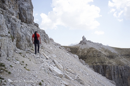 Sass Pordoi, Dolomiti - Sulla cengia mediana del Sass Pordoi, Dolomiti, in direzione della croce di vetta