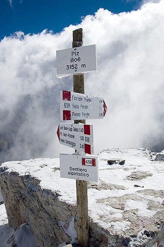 Ferrate ed escursioni sul Sella e dintorni - Piz Boe' - Cartelli sulla cima del Piz Boe'