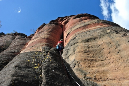 Liming, arrampicata trad in Cina, Luca Schiera, Paolo Marazzi - Luca Schiera sulla via Orange Sky a Liming, Cina