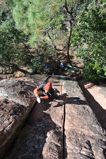 Liming, arrampicata trad in Cina, Luca Schiera, Paolo Marazzi - Paolo Marazzi affronta l'arrampicata trad in fessura a Liming, Cina