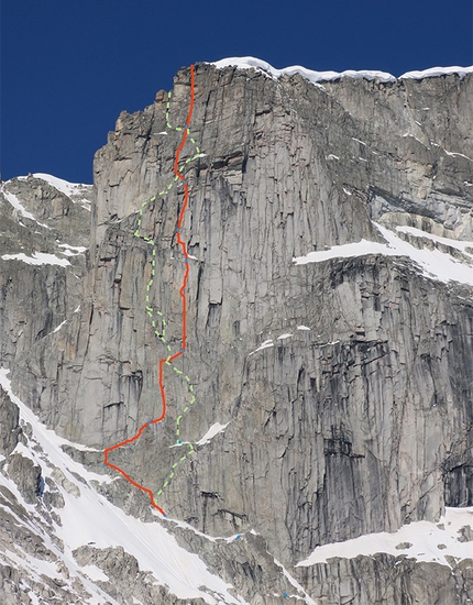 Monte Bianco di Presanella, Adamello - Monte Bianco di Presanella parete est. In rosso il tracciato Il Male di Vivere (Paolo Baroldi, Francesco Salvaterra e Alessio Tait 02-03/06/2015), in verde il tracciato Gian e Gian (Urbano Dell'Eva, Ivan Bertinotti 24/07/1977)