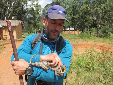 Tsaranoro, Madagascar, Hassan Gerami, Hamid Reza Shafaghi, Farshad Mijoji - Hassan Gerami, Hamid Reza Shafaghi e Farshad Mijoji durante la prima salita di The Change Experience (8b, A2 442m, 04/2015), Tsaranoro, Madagascar.