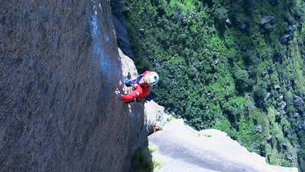 Tsaranoro, Madagascar, Hassan Gerami, Hamid Reza Shafaghi, Farshad Mijoji - Hassan Gerami, Hamid Reza Shafaghi e Farshad Mijoji durante la prima salita di The Change Experience (8b, A2 442m, 04/2015), Tsaranoro, Madagascar.