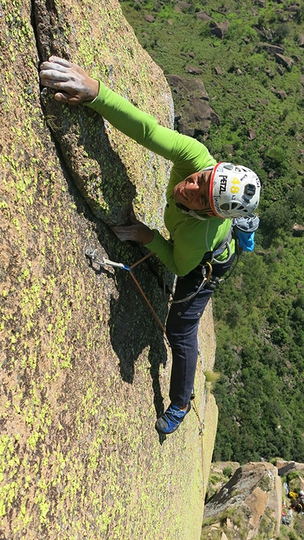 Tsaranoro, Madagascar, Hassan Gerami, Hamid Reza Shafaghi, Farshad Mijoji - Hassan Gerami, Hamid Reza Shafaghi e Farshad Mijoji durante la prima salita di The Change Experience (8b, A2 442m, 04/2015), Tsaranoro, Madagascar.