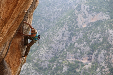 Nifada, Greece, Angela Eiter, Bernie Ruech - Angela Eiter at Nifada, the new crag in Greece she developed together with Bernie Ruech. Here the Austrian is climbing Bergsteigerkante 8b+