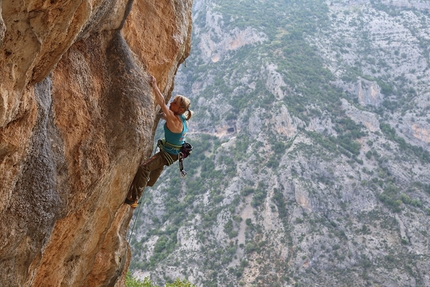 Nifada, Grecia, Angela Eiter, Bernie Ruech - Angela Eiter sale Bergsteigerkante 8b+ a Nifada, Grecia.