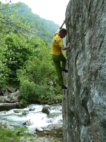 Valle Ellero boulder - Valle Ellero: Giovanni Massari sulla stesso boulder, 30 anni di differenza