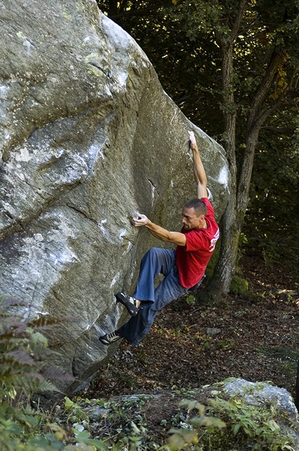 Valle Ellero boulder - Christian Core sale il boulder Toky 8B+ in Val Ellero