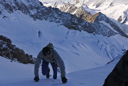 #82summits - #82summits: Ueli Steck durante la salita di Schreckhorn e Lauteraarhorn