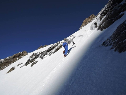 #82summits - #82summits: Ueli Steck durante la salita di Schreckhorn e Lauteraarhorn