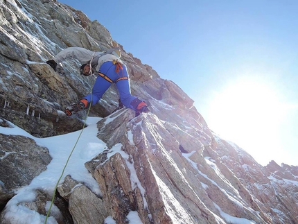 #82summits - #82summits: Ueli Steck during the ascent of Schreckhorn and Lauteraarhorn