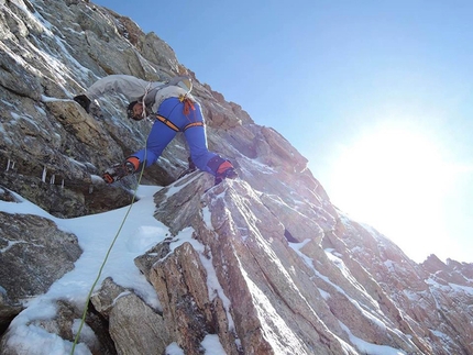 #82summits - #82summits: Ueli Steck durante la salita di Schreckhorn e Lauteraarhorn