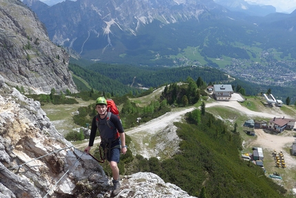 Ra Bujela - Via ferrata Maria e Andrea Ferrari, Dolomiti - Ra Bujela - Via ferrata Maria e Andrea Ferrari. Sulla cresta. Sotto di noi il Rifugio Duca d’Aosta