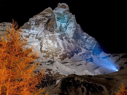 Cervino 2015 - 150 anni dalla conquista - La notte del Cervino. Il 16 luglio la “veglia della conquista” lungo le vie del centro di Breuil-Cervinia, una festa lunga tutta la notte. Il falò di mezzanotte ai piedi del Cervino illumina l'inizio della giornata dell'anniversario