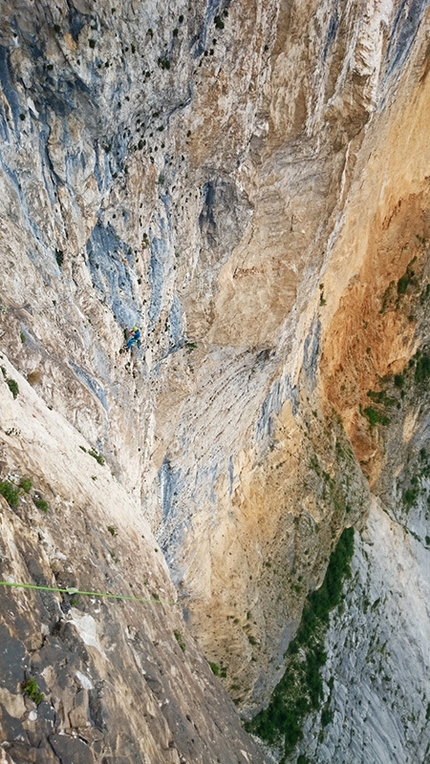 Alpine Wall Tour, Lukasz Dudek, Jacek Matuszek, Monte Brento - Lukasz Dudek and Jacek Matuszek making the first repeat of Brento Centro (8b, 600m), Monte Brento, Valle del Sarca. Lukasz ascending ropes on a traverse section