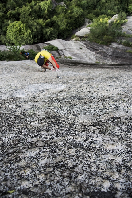 Val di Mello, Scoglio della Metamorfosi, Io non ho paura - Simone Pedeferri sale Io non ho paura (225m, max 8b+, 7b obl.), aperta con Alberto Marazzi sullo Scoglio della Metamorfosi in Val di Mello