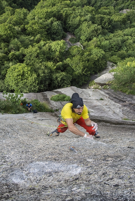 Val di Mello, Scoglio della Metamorfosi, Io non ho paura - Simone Pedeferri climbing Io non ho paura (225m, max 8b+, 7b obl.), established with Alberto Marazzi on the Scoglio della Metamorfosi in Val di Mello, Italy