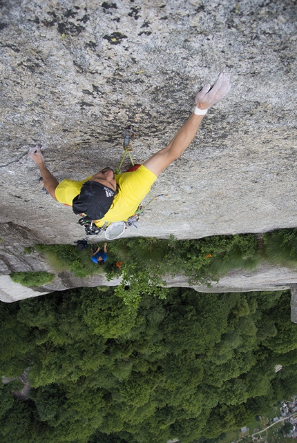 Val di Mello, Scoglio della Metamorfosi, Io non ho paura - Simone Pedeferri climbing Io non ho paura (225m, max 8b+, 7b obl.), established with Alberto Marazzi on the Scoglio della Metamorfosi in Val di Mello, Italy