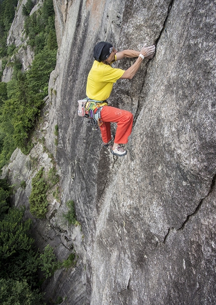 Val di Mello, Scoglio della Metamorfosi, Io non ho paura - Simone Pedeferri climbing Io non ho paura (225m, max 8b+, 7b obl.), established with Alberto Marazzi on the Scoglio della Metamorfosi in Val di Mello, Italy