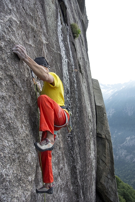 Val di Mello, Scoglio della Metamorfosi, Io non ho paura - Simone Pedeferri sale Io non ho paura (225m, max 8b+, 7b obl.), aperta con Alberto Marazzi sullo Scoglio della Metamorfosi in Val di Mello