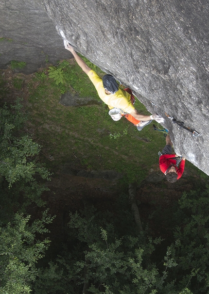 Val di Mello, Scoglio della Metamorfosi, Io non ho paura - Simone Pedeferri sale Io non ho paura (225m, max 8b+, 7b obl.), aperta con Alberto Marazzi sullo Scoglio della Metamorfosi in Val di Mello