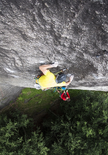 Val di Mello, Scoglio della Metamorfosi, Io non ho paura - Simone Pedeferri sale Io non ho paura (225m, max 8b+, 7b obl.), aperta con Alberto Marazzi sullo Scoglio della Metamorfosi in Val di Mello