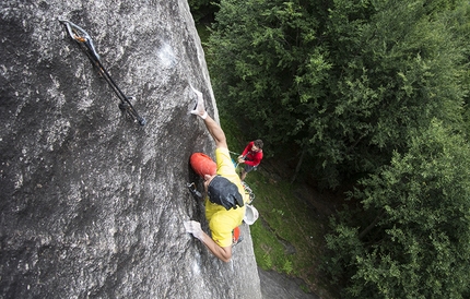 Val di Mello, Scoglio della Metamorfosi, Io non ho paura - Simone Pedeferri sale Io non ho paura (225m, max 8b+, 7b obl.), aperta con Alberto Marazzi sullo Scoglio della Metamorfosi in Val di Mello