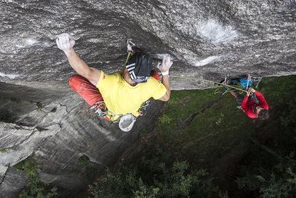 Val di Mello, Scoglio della Metamorfosi, Io non ho paura - Simone Pedeferri sale Io non ho paura (225m, max 8b+, 7b obl.), aperta con Alberto Marazzi sullo Scoglio della Metamorfosi in Val di Mello