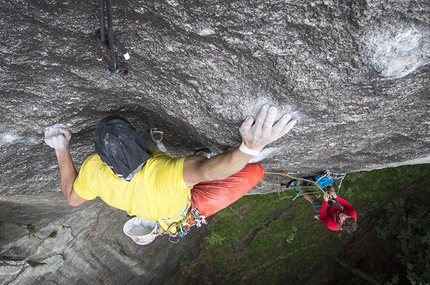 Val di Mello, Scoglio della Metamorfosi, Io non ho paura - Simone Pedeferri sale Io non ho paura (225m, max 8b+, 7b obl.), aperta con Alberto Marazzi sullo Scoglio della Metamorfosi in Val di Mello