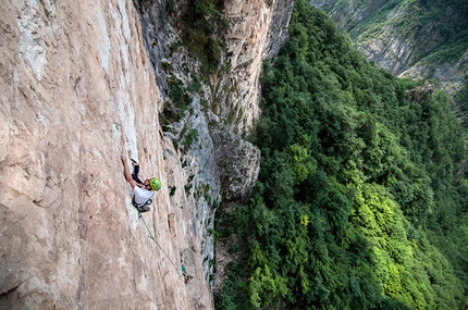 Giallomania (Monte Spitz, Val Gadena, Valsugana) - Alessio Roverato climbing Giallomania