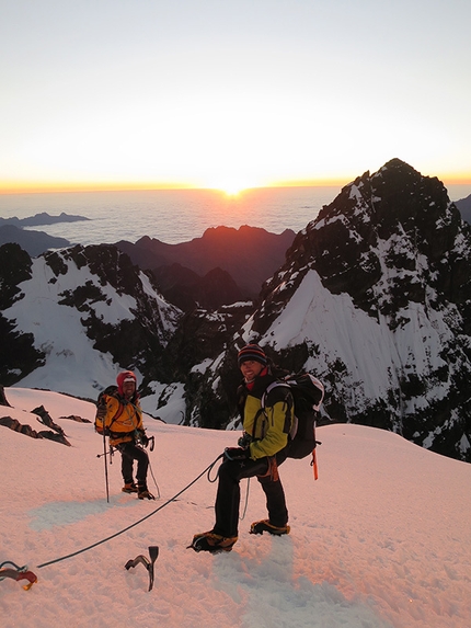 Alpamayo Negro, Bolivia, Marco Farina, Marco Majori - Durante l'apertura della via Arista de cice (IV/5b/M4/250m 05/2015) Alpamayo Negro, Bolivia