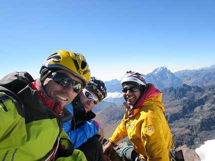 Alpamayo Negro, Bolivia, Marco Farina, Marco Majori - Marco Farina, Marco Majori e Aldo Riveros in cima a Alpamayo Negro, Bolivia dopo l'apertura di Arista de cice (IV/5b/M4/250m 05/2015)