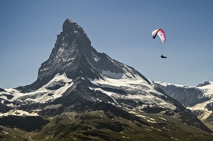 Red Bull X-Alps 2015 - Christian Maurer vola davanti allo Cervino durante il Red Bull X-Alps 2015