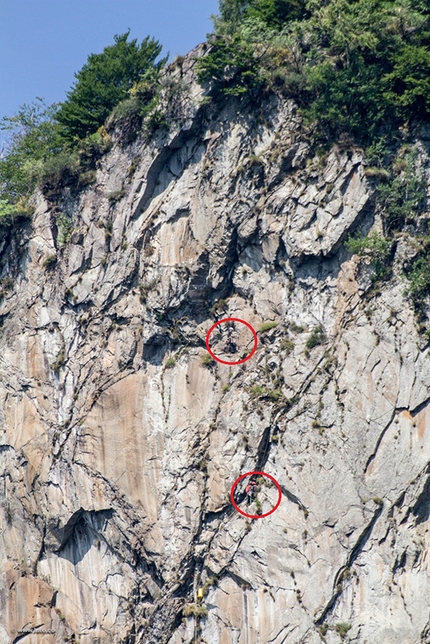 Cani sciolti, parete di Solada, Svizzera - Durante l'apertura di Cani sciolti, parete di Solada, Valle Maggia, Canton Ticino, Svizzera