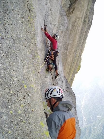 Valle dell'Orco, Maurizio Oviglia - Maurizio Oviglia inizia a chiodare il tiro chiave della Cruna dell’Ago (8a) all’Ancesieu, nel 2005. Alla sicura Rolando Larcher, la foto è di Andrea Giorda