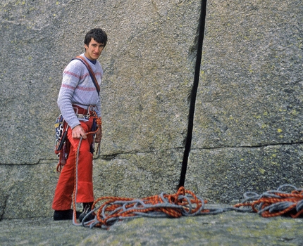 Valle dell'Orco, Maurizio Oviglia - Elisir d'Incastro (1984) è una delle vie più famose di Maurizio, aperta con Daniele Caneparo. Questa foto è stata scattata da Daniele un attimo dopo la prima salita della bella fessura