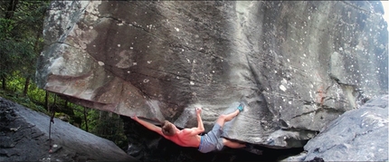 Simone Tentori & co bouldering at Magic Wood