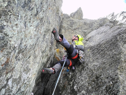 Punta della Rossa, Alpi Lepontine, Aspettando la Rossa - Durante la prima salita di Aspettando la Rossa (450 m, 6b (6a+/6b obbl.) Gian Luca Cavalli, Giovanni Pagnoncelli, Marcello Sanguineti, Pierluigi Maschietto, Edoardo Polo 28/06/2015), Alpi Lepontine