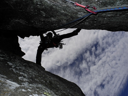 Punta della Rossa, Alpi Lepontine, Aspettando la Rossa - Durante la prima salita di Aspettando la Rossa (450 m, 6b (6a+/6b obbl.) Gian Luca Cavalli, Giovanni Pagnoncelli, Marcello Sanguineti, Pierluigi Maschietto, Edoardo Polo 28/06/2015), Alpi Lepontine