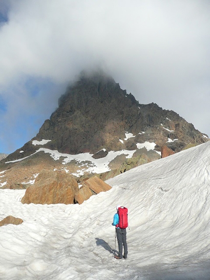 Punta della Rossa, Alpi Lepontine, Aspettando la Rossa - Durante la prima salita di Aspettando la Rossa (450 m, 6b (6a+/6b obbl.) Gian Luca Cavalli, Giovanni Pagnoncelli, Marcello Sanguineti, Pierluigi Maschietto, Edoardo Polo 28/06/2015), Alpi Lepontine