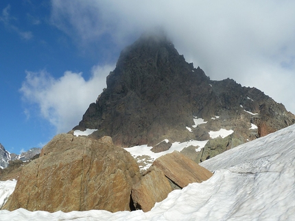 Punta della Rossa, Alpi Lepontine, Aspettando la Rossa - In salita verso Punta della Rossa per aprire Aspettando la Rossa (450 m, 6b (6a+/6b obbl.) Gian Luca Cavalli, Giovanni Pagnoncelli, Marcello Sanguineti, Pierluigi Maschietto, Edoardo Polo 28/06/2015), Alpi Lepontine